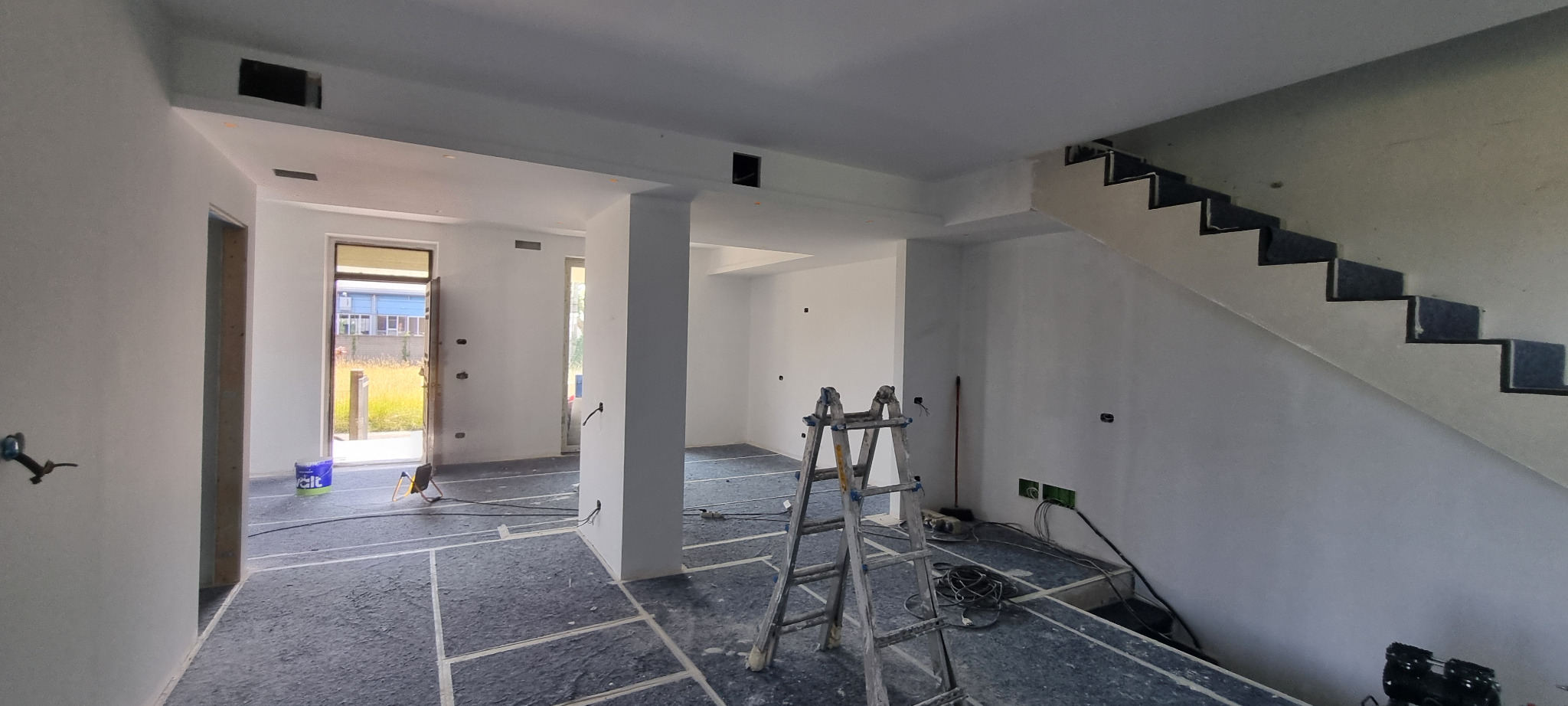 Spazio interno durante le lavorazioni con scala sospesa