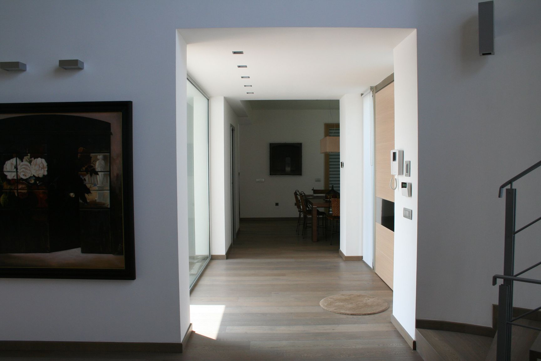 Percorso interno luminoso con pavimento in legno