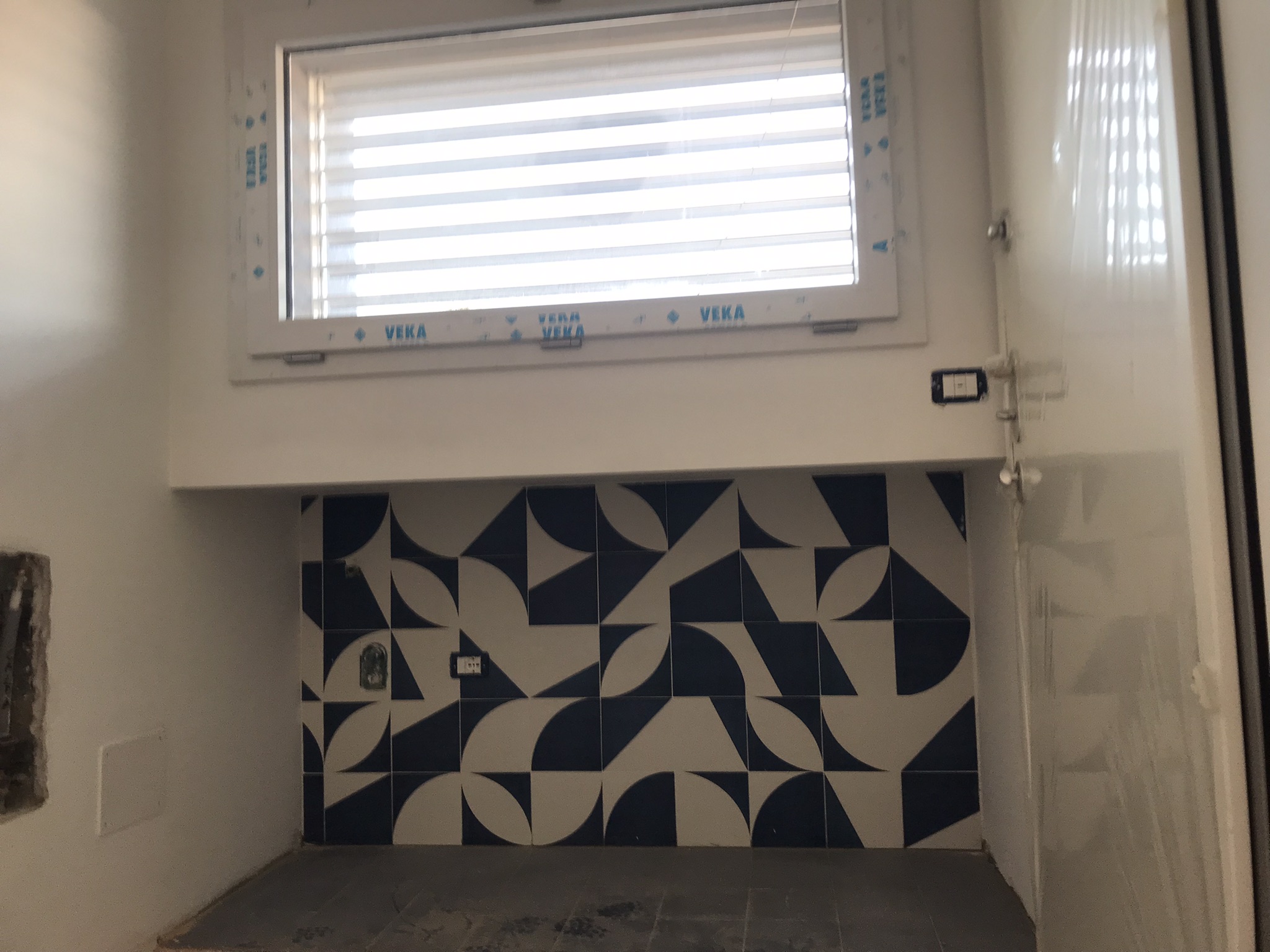 Dettaglio di rivestimento geometrico bianco e blu