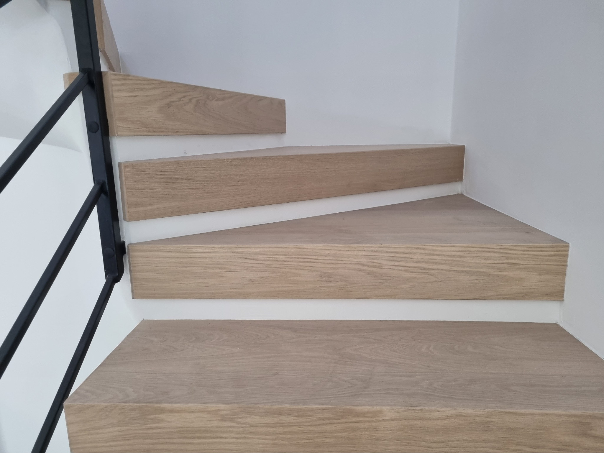 Dettaglio ravvicinato della scala rivestita in legno