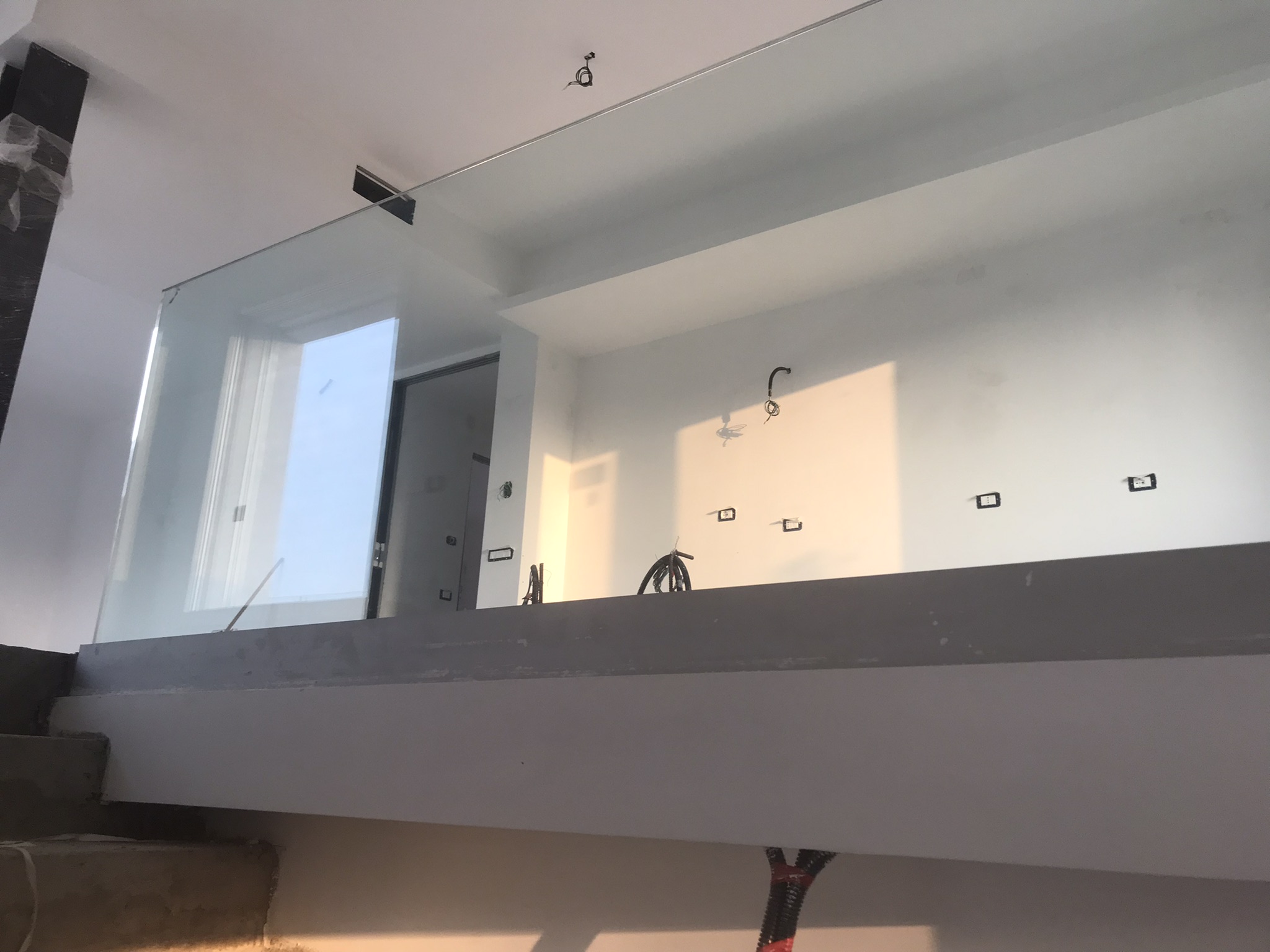 Soppalco con parapetto trasparente e luce radente