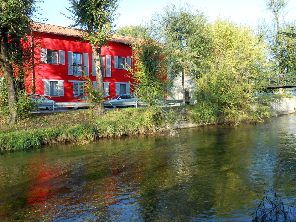 Fronte residenziale rosso affacciato sul corso d’acqua