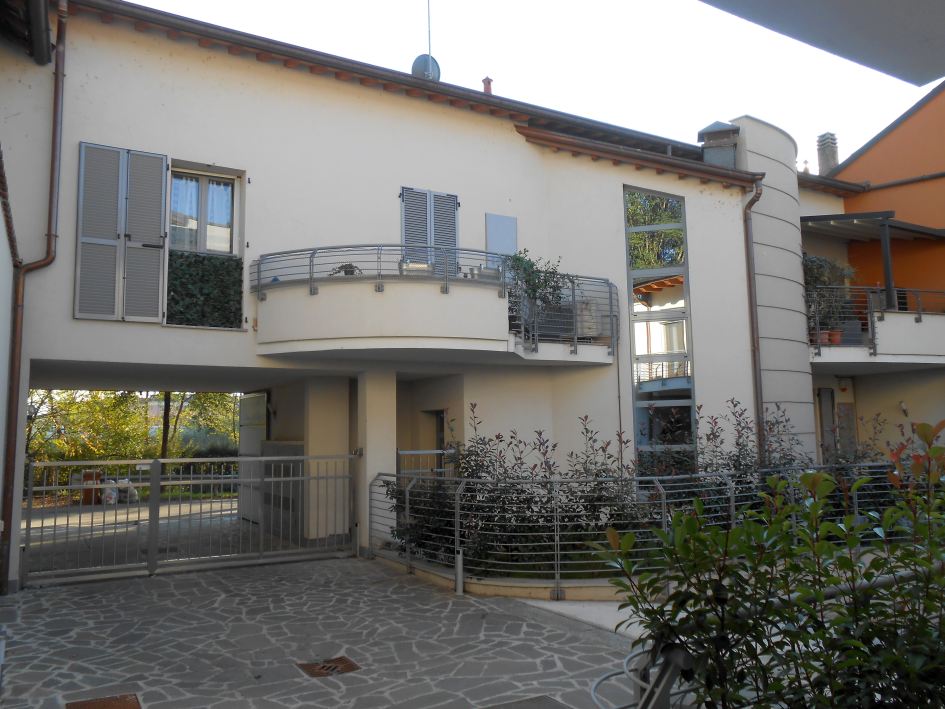 Corte interna con balcone curvo e collegamento verticale