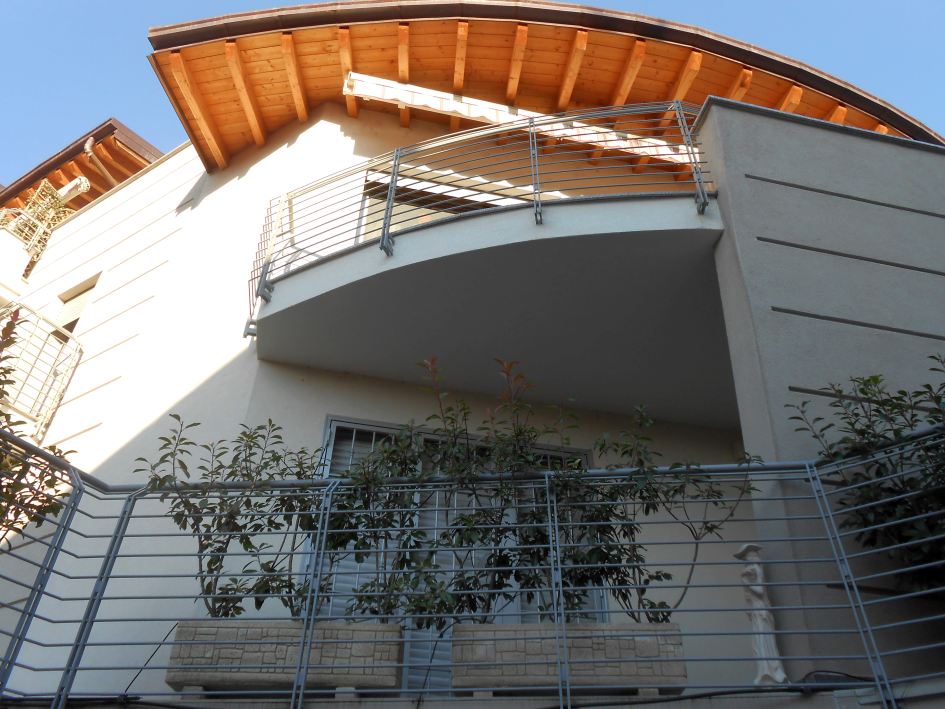 Dettaglio del balcone e della copertura in legno