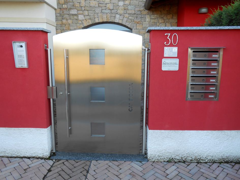 Dettaglio del cancello di ingresso in acciaio