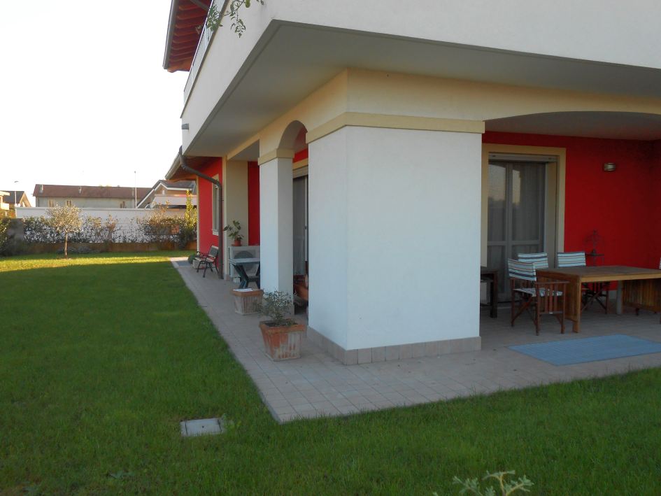 Portico residenziale affacciato sul giardino