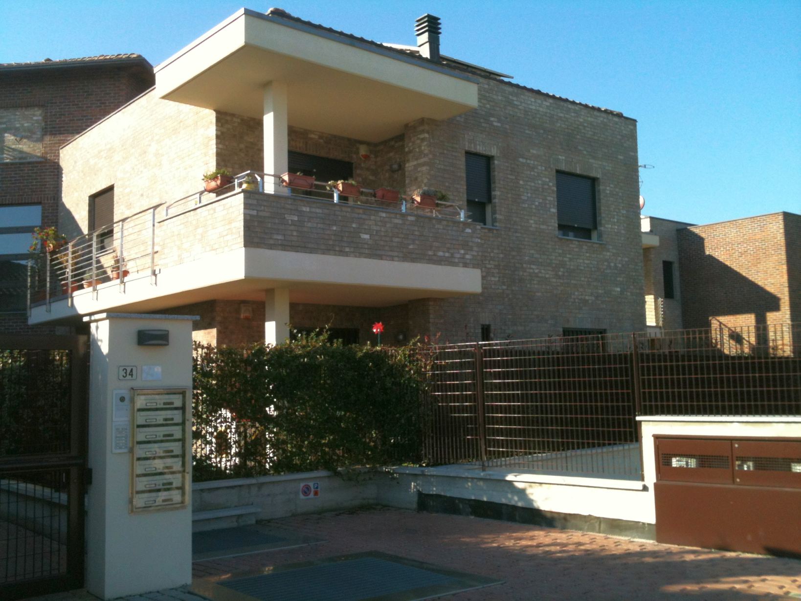 Fronte residenziale in laterizio con terrazze coperte
