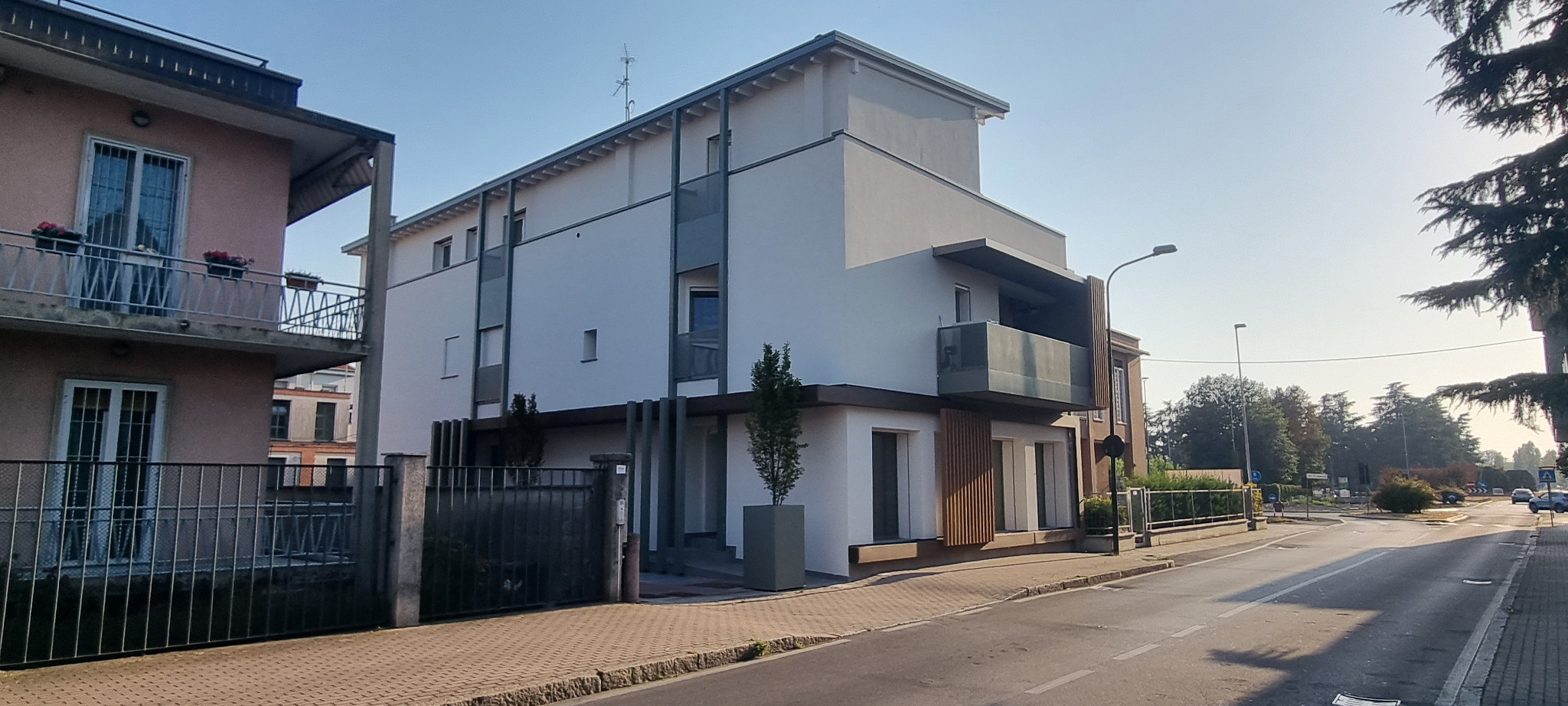 Vista urbana dell’edificio contemporaneo inserito tra costruzioni esistenti