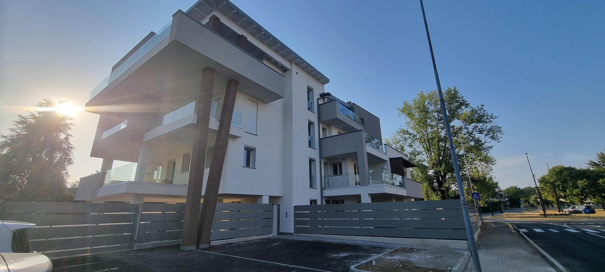 Vista d’angolo del complesso residenziale con terrazze aggettanti