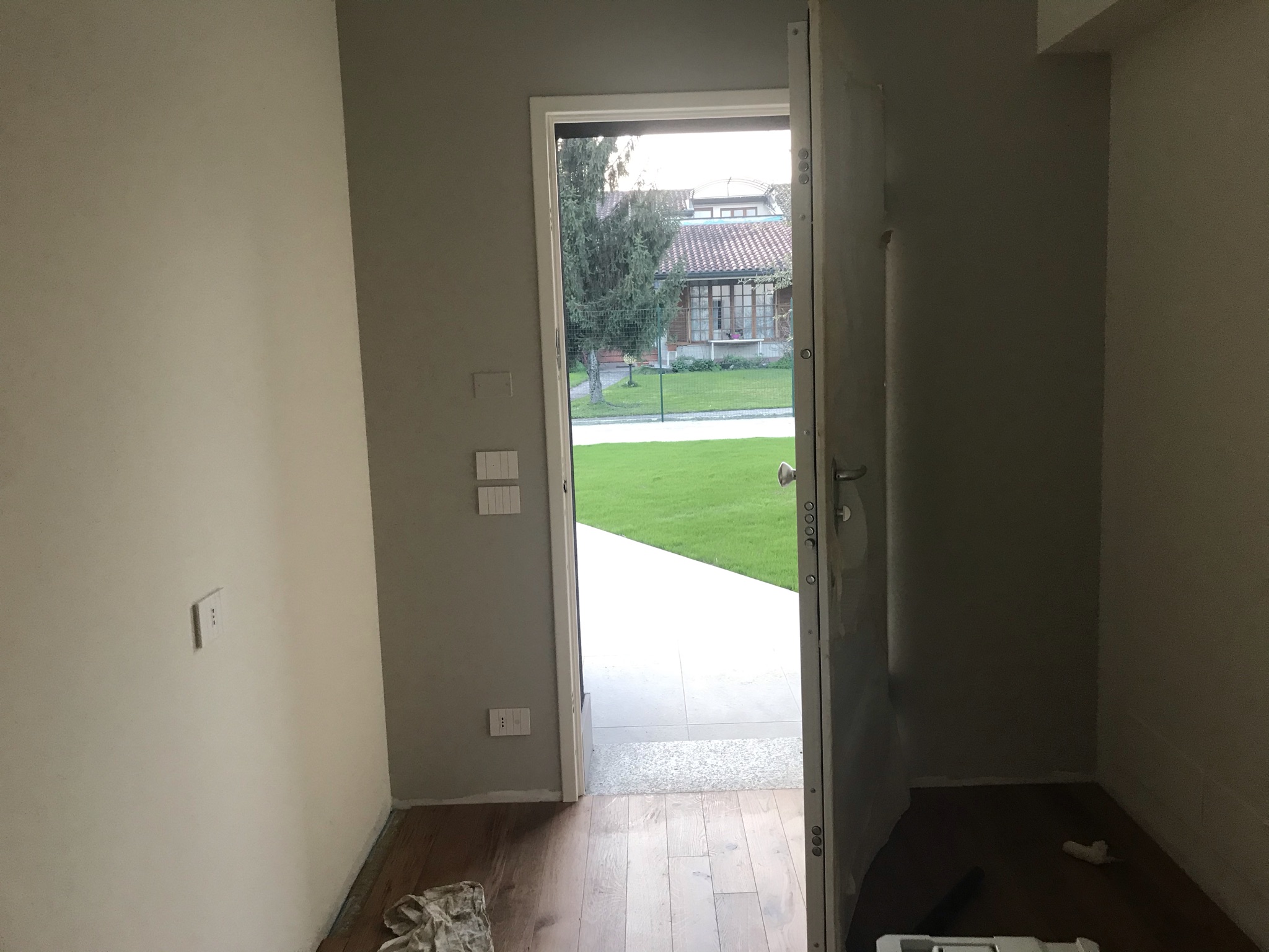 Ingresso della casa aperto verso il giardino