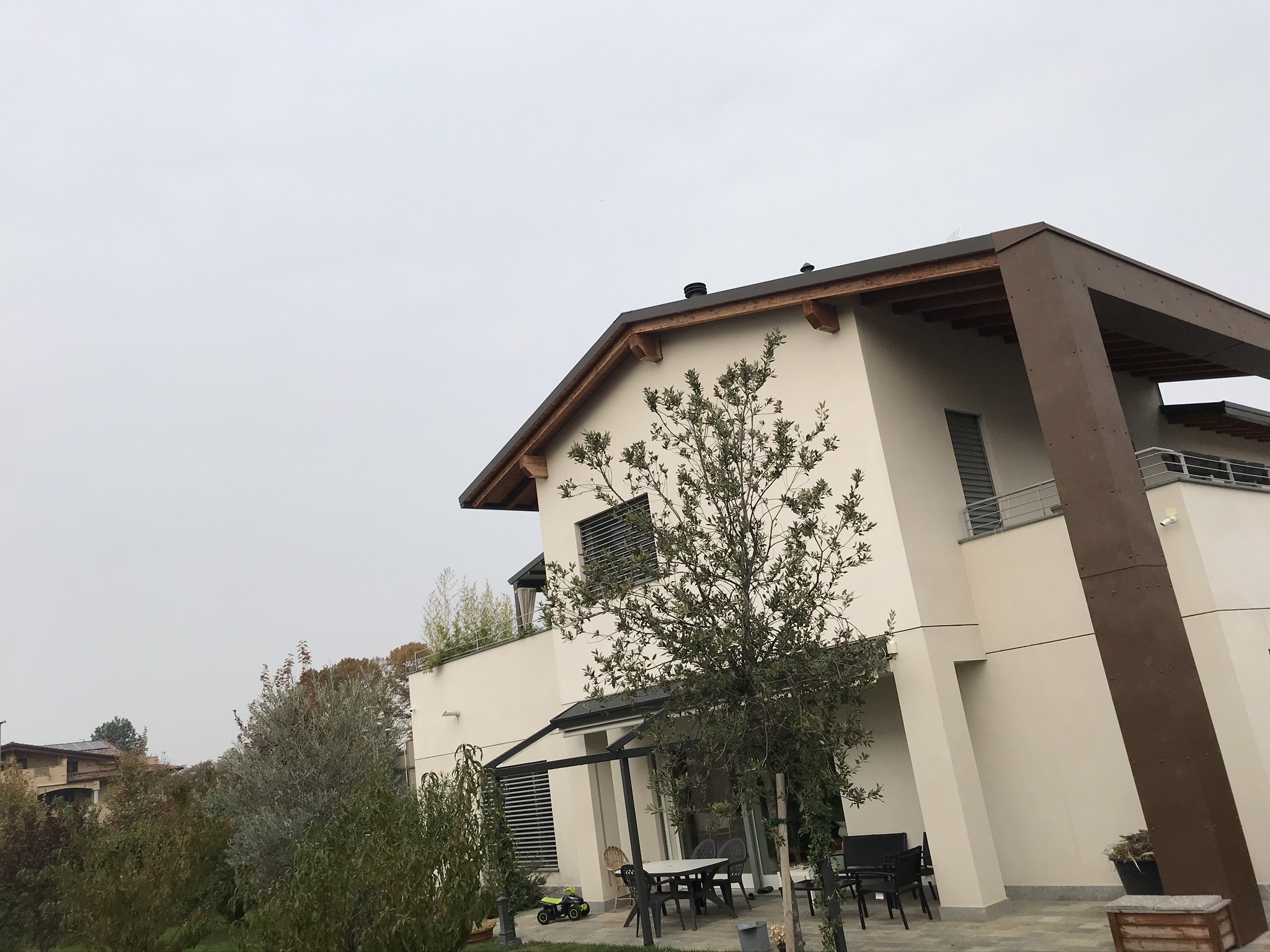 Casa contemporanea completata con struttura in legno e isolamento in paglia
