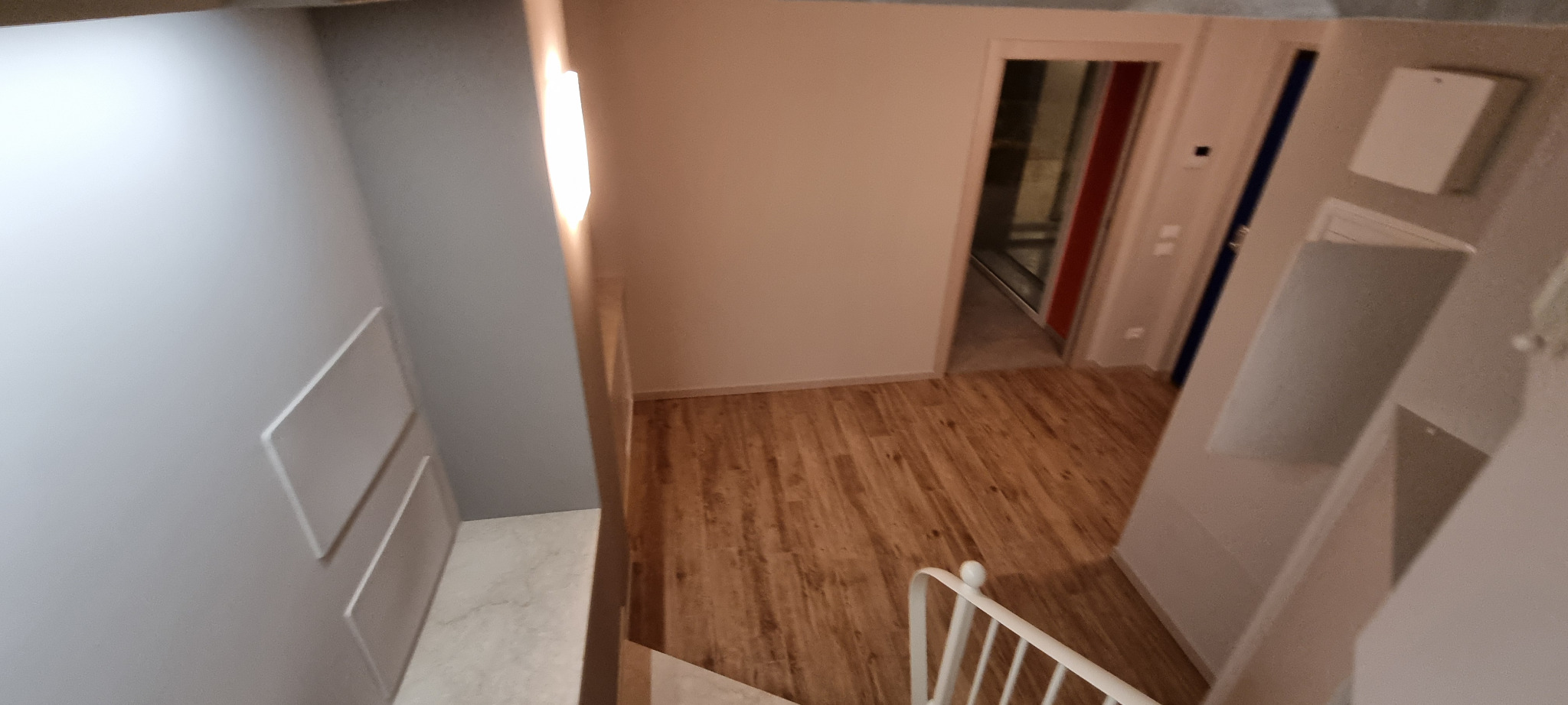 Percorso interno con pavimento in legno e illuminazione integrata