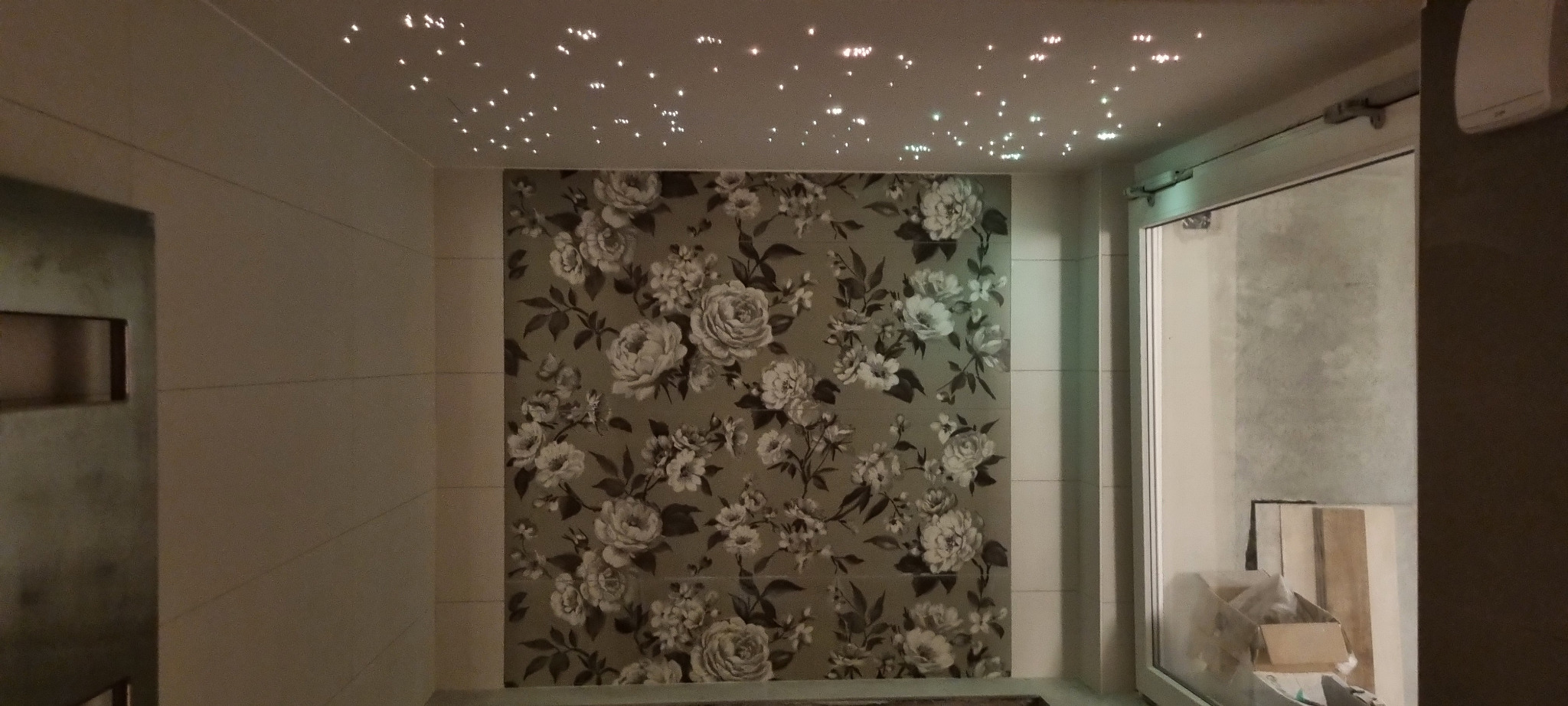 Ambiente interno con parete floreale e soffitto luminoso decorativo