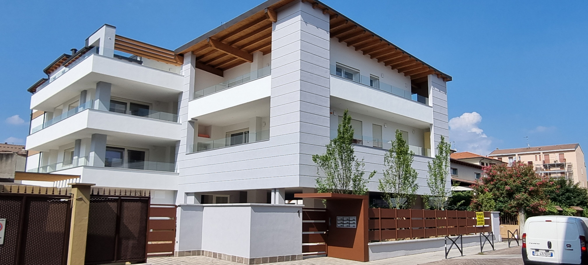 Vista principale dell’edificio residenziale con ampie logge e coperture in legno