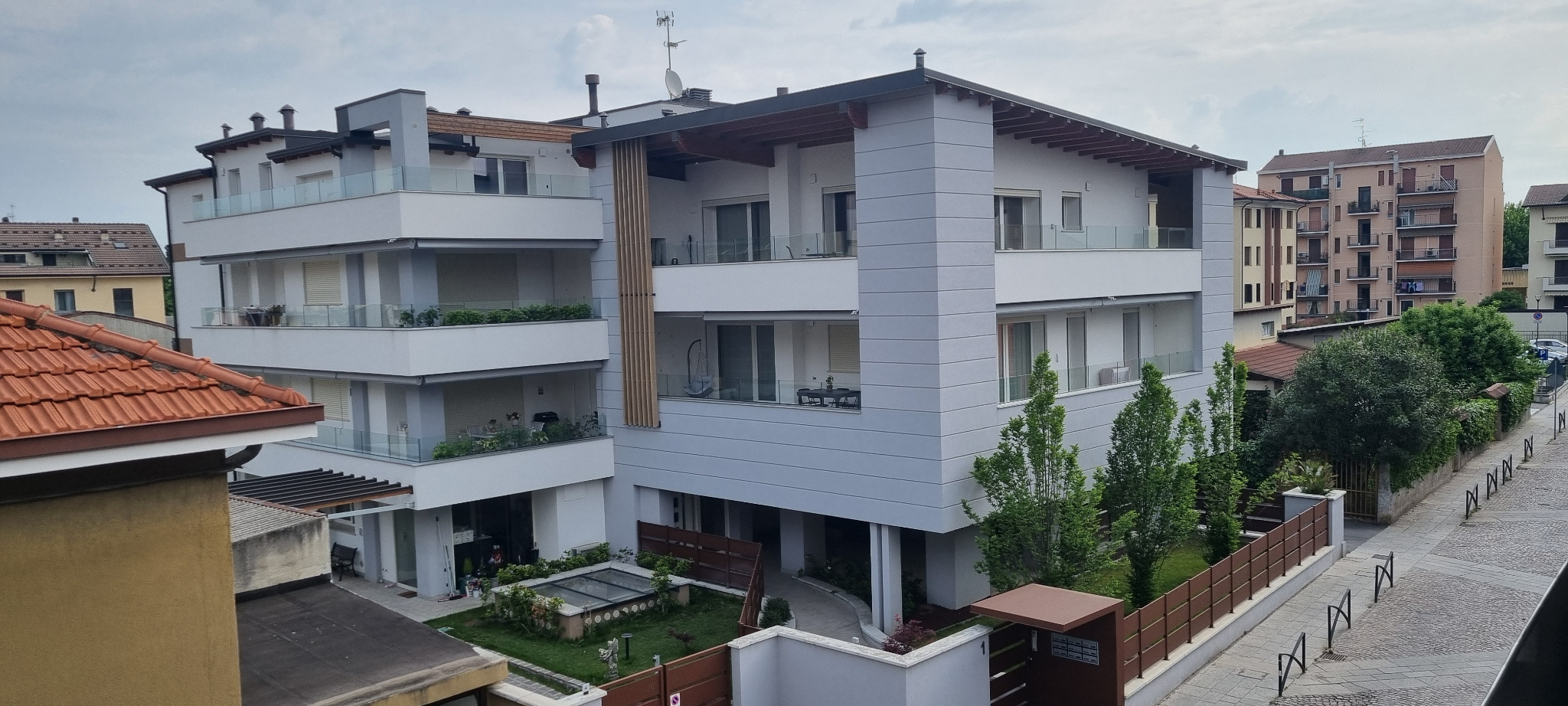Vista complessiva dell’edificio residenziale inserito nel contesto urbano