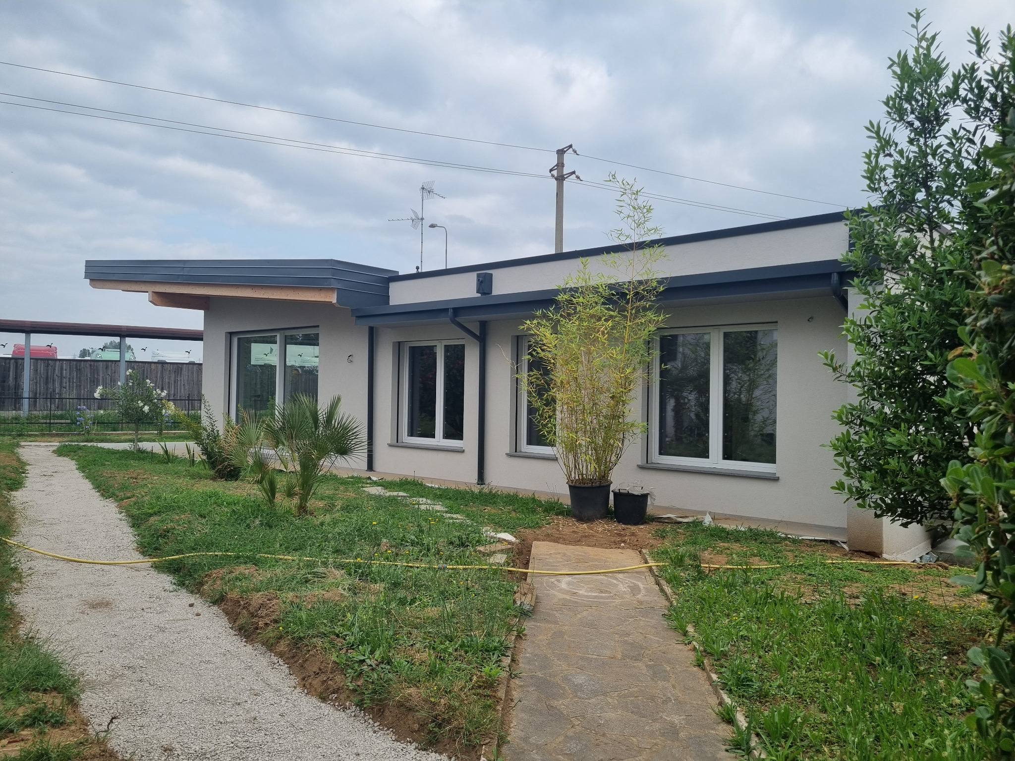Fronte della villa verso il giardino con ampie aperture