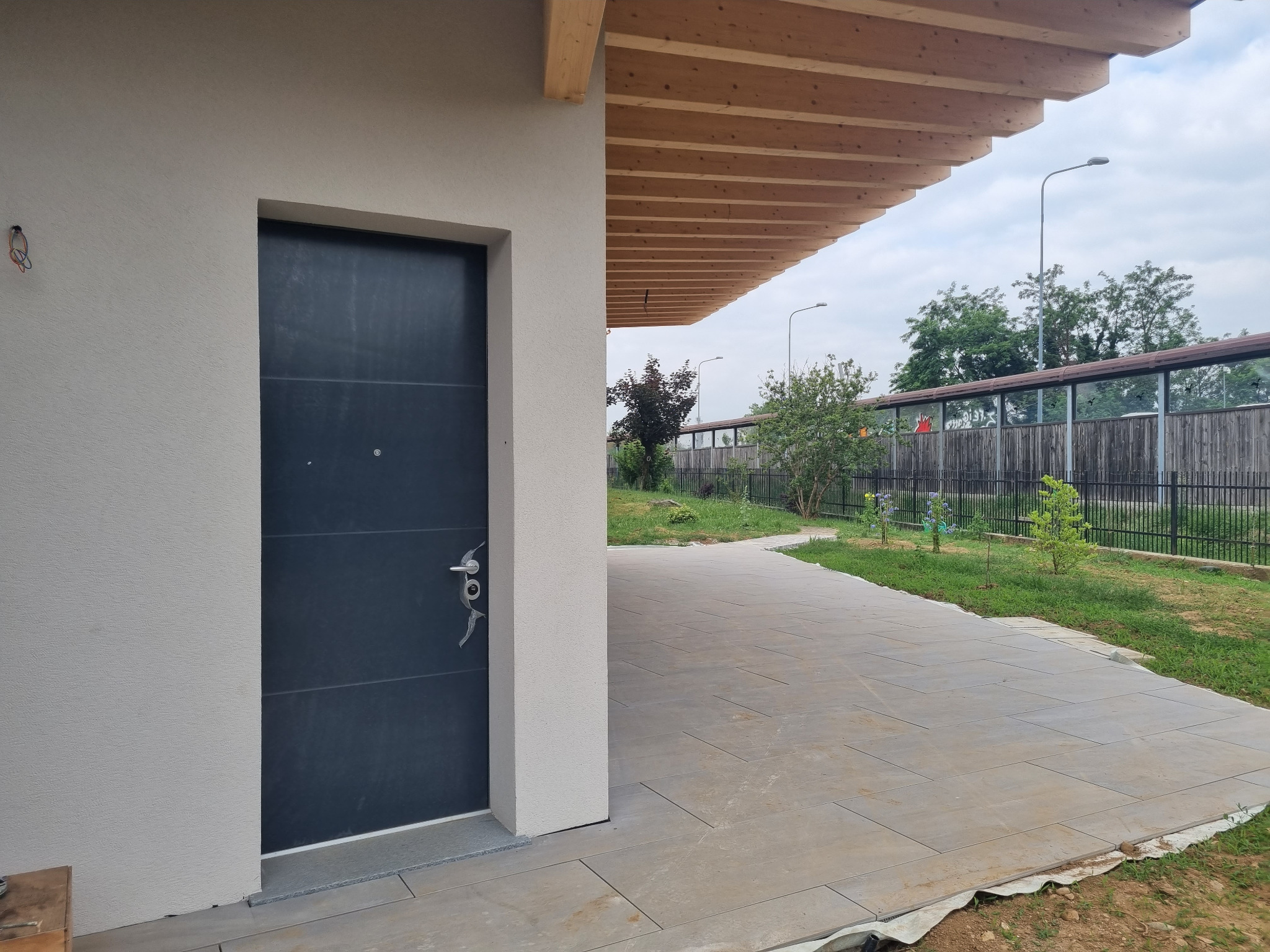 Portico di ingresso protetto dalla struttura lignea della copertura