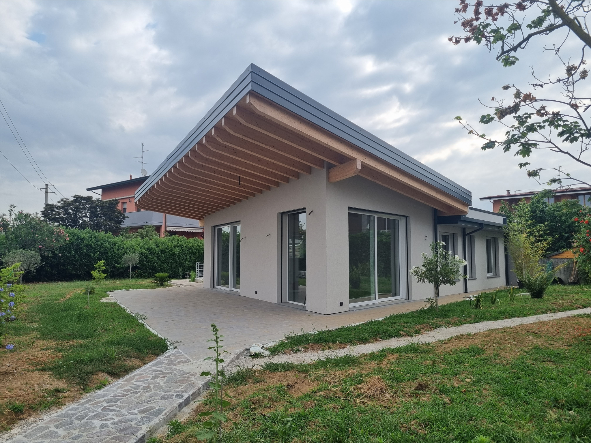 Vista generale della villa monofamiliare in legno affacciata sul giardino